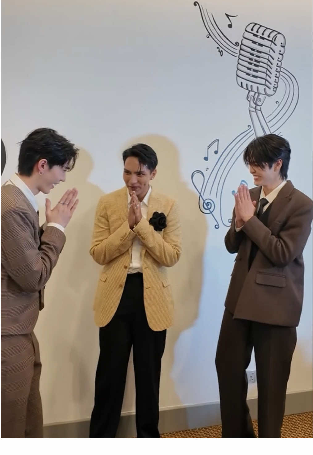 A post by @heinnthit14 on TikTok caption: ထိုင်းမင်းသား AouBoom နှင့်အတူ ဆုံတွေ့ခွင့်ရခဲ့ #thaifestivalinmyanmar #thaifestivalinmyanmar2025 #aouboom 