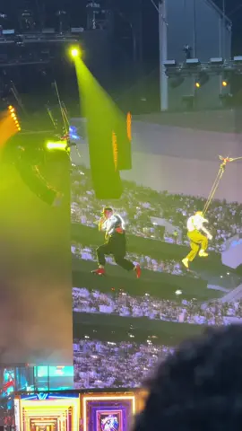 A post by @ on TikTok caption: He was a #fairy fr😭 #fyp #chrisbrown #breezy #breezybowl #chrisbrownconcert #tottenhamhotspur 