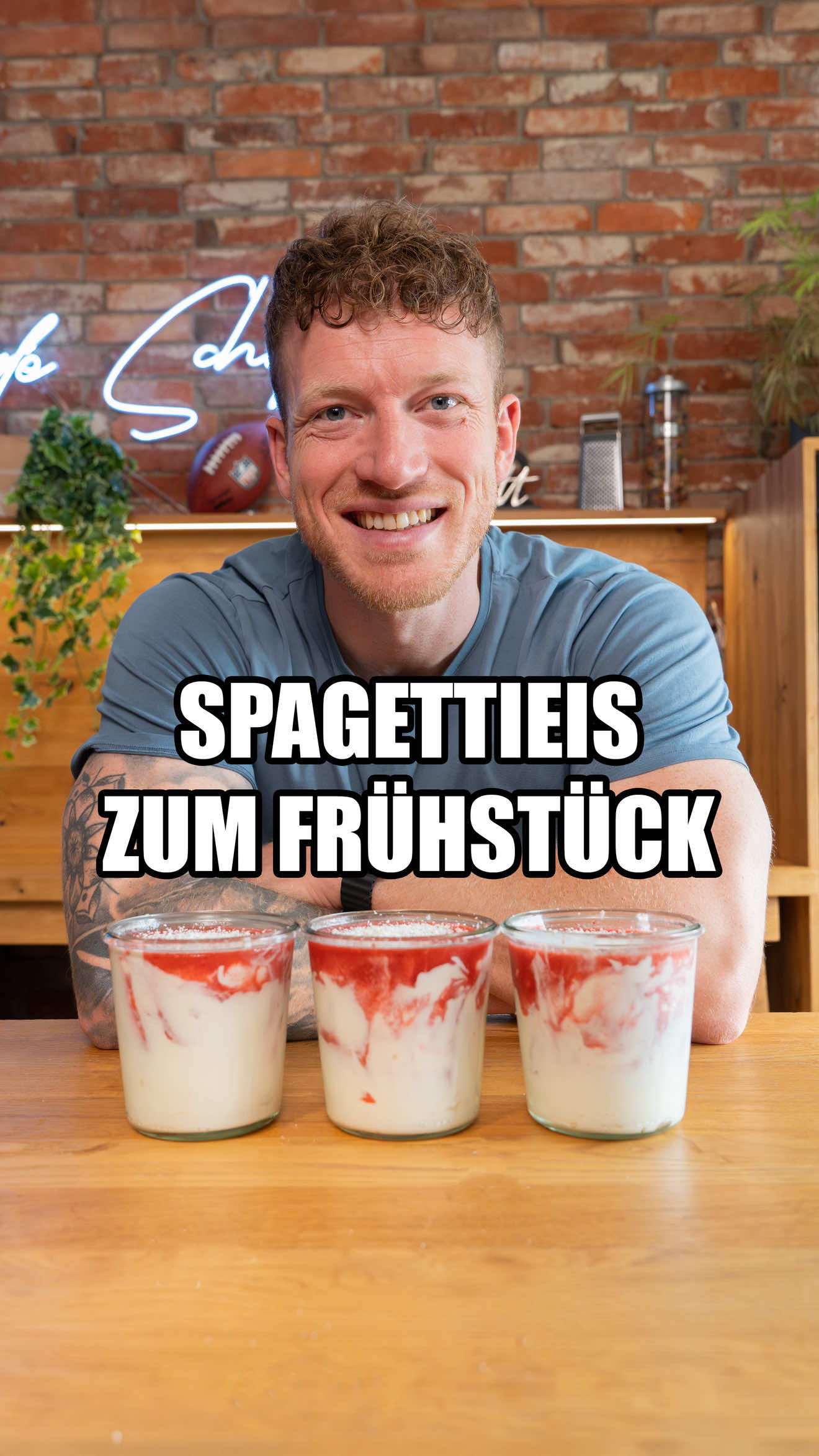 A post by @schmaleschulter on TikTok caption: Spaghetti Eis 🍧 Foodprep! |Anzeige Ihr glaubt nicht wie lecker das ist! 😮‍💨 Denkt dran bei diesen heißen Temperaturen regelmäßig und ausreichend zu trinken. Aber am besten nicht irgendwas sondern mineralisches Wasser/ Getränke. Mineralstoffe im Wasser tragen zur Elektrolytversorgung & Rehydrierung bei, damit im Körper alles rund laufen kann! @gerolsteiner_de hilft dir dabei! 💪🏼 Zutaten:  -200g gefrorene Erdbeeren  -100ml Wasser  -2 EL Erythrit  -Saft einer halben Zitrone  -200ml Sahne (fettreduziert)  -1kg Skyr  -1 Paket Puddingpulver  -3 Scoops Flavor Powder (Süßungsmittel)  -10g Weiße Schokolade  Zubereitung:  So einfach wie im Video!  Nährwerte: (pro Portion 1 von 3)  437 Kcal  41g Protein 28g Kh  16g Fett #eis #gesunderezepte #frühstück #vorkochen #gerolsteiner 