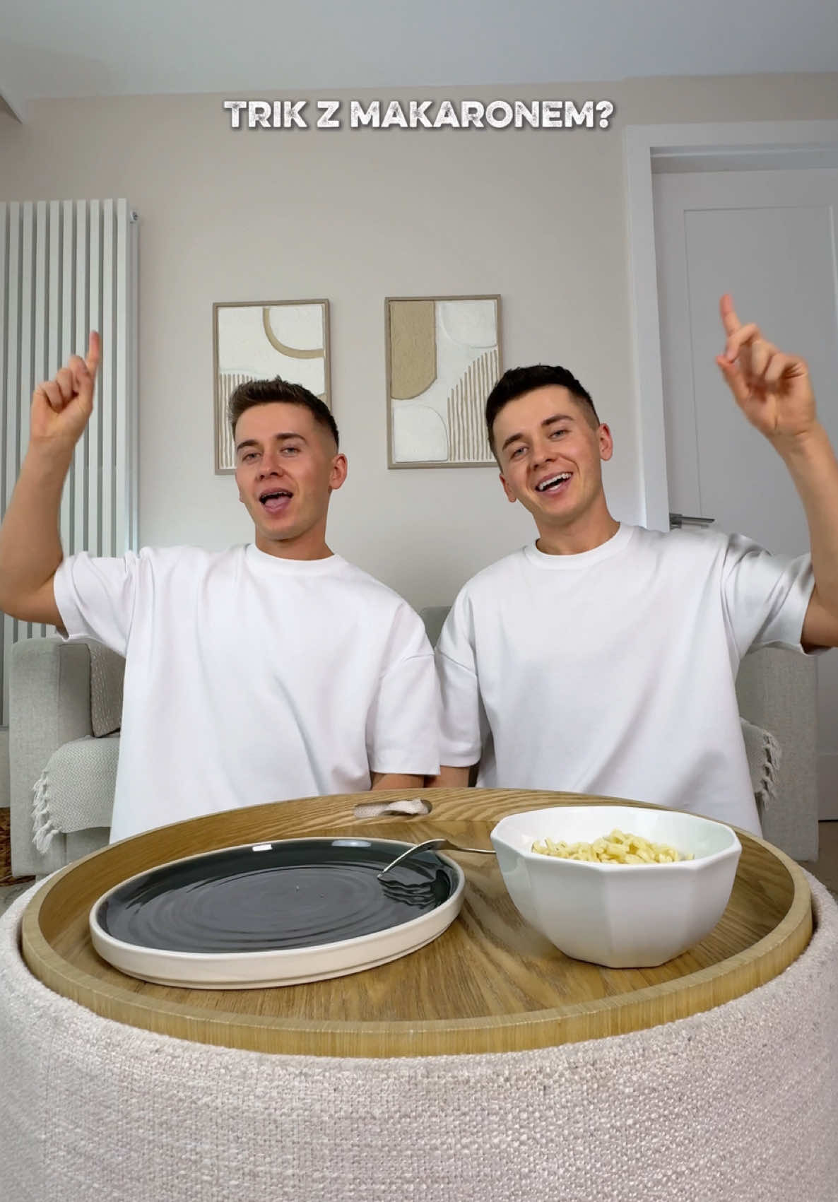 A post by @twinsstylee on TikTok caption: Nasze mieszkanie często po nagrywkach wygląda jak po przejściu huraganu 🌪️… Dobrze, że mamy Eufy Omni E25 – sam sprząta, mopuje i nie wpada na byle co 🧹. Z robotem sprzątającym bałagan przestaje być problemem – mieszkanie jest ogarnięte w moment 🚀✨🧼🔥 #reklama #eufyDeepclean #eufyE25 #eufyEseries #eufyHydroJetTM #eufyDeepCleaning 