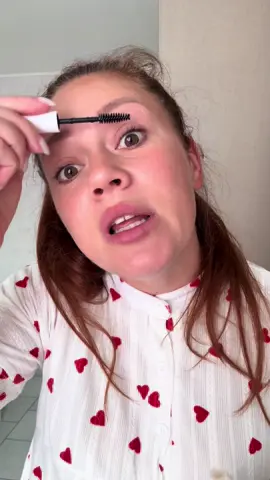 A post by @lily_kreativ on TikTok caption: Сайт ➡️www.magayou.de  Скидка -20% с кодом Lily20⬅️ Сыворотка для ресниц 5 мл – Без гормонов для более длинных, густых и здоровых ресниц Безгормональная сыворотка для ресниц — идеальный уход для ресниц и бровей, способствующий их естественному росту и укреплению структуры волосков. Специальная формула с биотином, гиалуроновой кислотой и пантенолом увлажняет волоски, придаёт им объём и здоровый блеск. Применение: Наносите сыворотку утром и вечером после очищения кожи лица, как подводку, по верхнему и нижнему краю роста ресниц, а также на брови. Для достижения наилучшего результата используйте сыворотку регулярно дважды в день. Состав и действие: • Биотин: стимулирует естественный рост ресниц и бровей. • Гиалуроновая кислота: интенсивно увлажняет и укрепляет структуру волосков. • Пантенол: ухаживает за волосками, способствует их восстановлению и делает ресницы мягкими и здоровыми. Безгормональная сыворотка для ресниц прошла дерматологическое тестирование и подходит даже для чувствительной кожи. Для заметно более крепких, густых и здоровых ресниц и бровей. *werbung