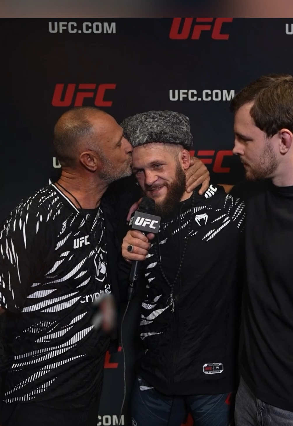 A post by @ufceurasia on TikTok caption: ❤️ Самый трогательный момент #UFCBaku #UFC #MMA #father #fatherandson #azerbaijan #family #love #viral 