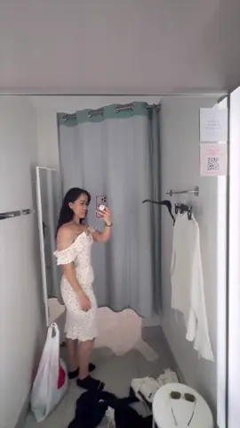 A post by @mireyadelatorre12 on TikTok caption: Invite q todas mis amigas mamás a una sesión de fotos con nuestras vendis 🧑‍🧒‍🧒👧👦Gaby Quintana Makeup #MomLife #FamilyPhotoshoot #MomsOfInstagram