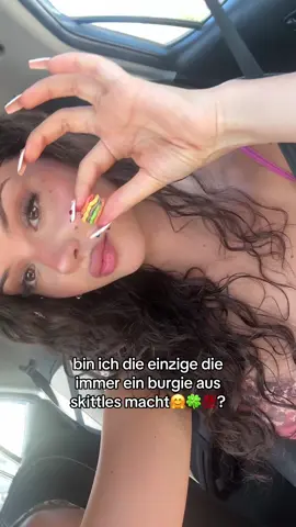 A post by @woistlena on TikTok caption: ich liebe es sweets umständlich zu essen, besonders bei picoballa und oreo🙏🙏 #woistlena #berlin #skittles #kiarababa #originalexperience 