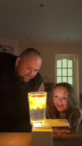 A post by @chrisjoyz on TikTok caption: Hier soir, pour ceux qui ont suivi sur le canal, Lily Ana m’a dit que son papy lui manquait. Elle m’a aussi confié que, quand elle sera adulte, elle voudrait que je reste toujours près d’elle, et qu’elle aimerait annuler tous ses anniversaires pour rester une petite fille… Elle a 5 ans, et voilà que les grandes questions existentielles arrivent déjà. Alors aujourd’hui, j’ai voulu lui offrir un peu de poussière d’étoile… et j’interdis à tout le monde de lui dire que c’est du curcuma 😂♥️♥️♥️ #papa