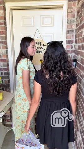 A post by @mariajessica16 on TikTok caption: Llevamos a mi hermana a conocer a mis tíos. @Jazmin Mendoza #blog #familia 