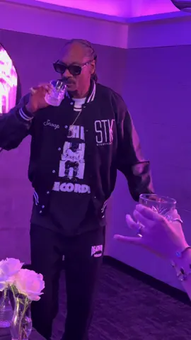 A post by @snoopdogg on TikTok caption: Sippin somethin 💪🏿 @Gin & Juice 