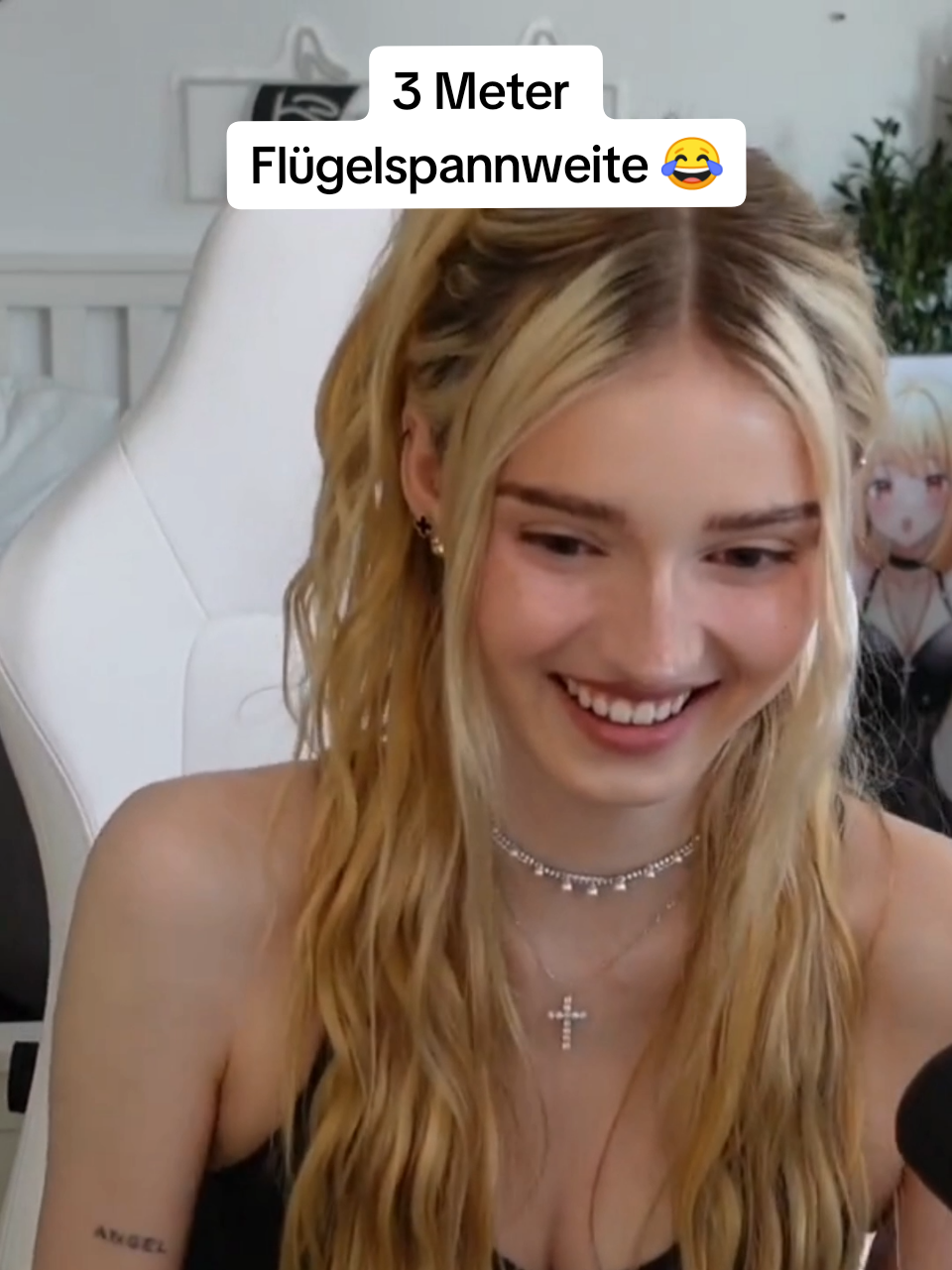 A post by @honeypuu on TikTok caption: 3 Meter Flügelspannweite 😂 #honeypuu #arme #stream #viral #fyp #foryou 