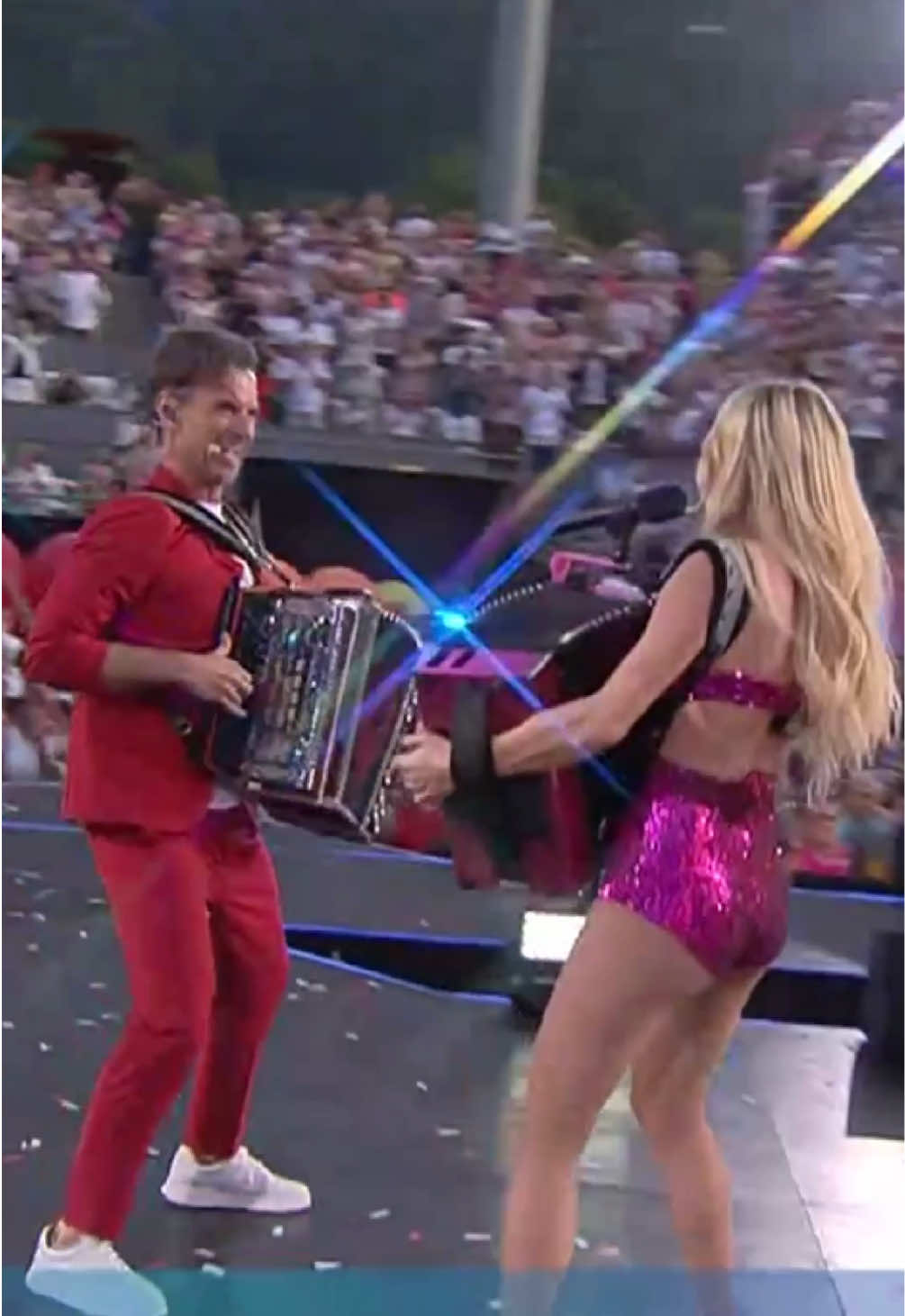 A post by @meinherzschlaegtschlager on TikTok caption: Auf auf in die neue Woche mit Melissa Naschenweng & Florian Silbereisen!☀️💃🏻  #meinherzschlägtschlager #melissanaschenweng #floriansilbereisen #schlagerliebe #duett #hochzeitsmarsch 