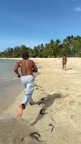 A post by @yefryofficial on TikTok caption: El amor es como la Mariposa, mientras más la persigue, más se aleja de ti. Pero cuando te quedas tranquilo, por sí sola, viene a ti. #estoopp #omargara #unadominicana🇩🇴🇩🇴🇩🇴❤️ #doradateam👑 #sinter #uanseken #maisinter #lasinter #lasinteryefry 