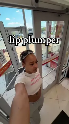 A post by @summbasic on TikTok caption: #beauty #lipplumper #summspeshul 