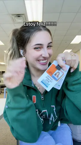 A post by @sophiat24 on TikTok caption: Me dieron mi badge 🤓🥳