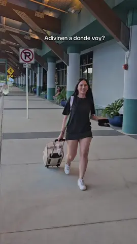 A post by @jassminabrego on TikTok caption: Vivo en una isla y esto es lo que me pasa cuando viajo 