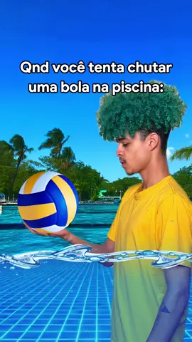 A post by @jooj on TikTok caption: tudo fica em slow motion 😂😂 #irmaosnatu  Ib: @_ianstnr_ 