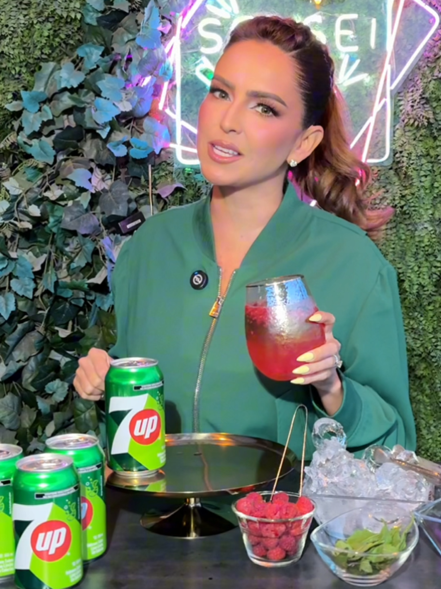 A post by @pinkypromisetv on TikTok caption: No saben pinkylovers, Diego Luna me reveló un secreto que nunca me hubiera imaginado…  ¡Me encantó! 😍 #QuedémonosConLoRefrescante #7UP @7upmx 💚✨
