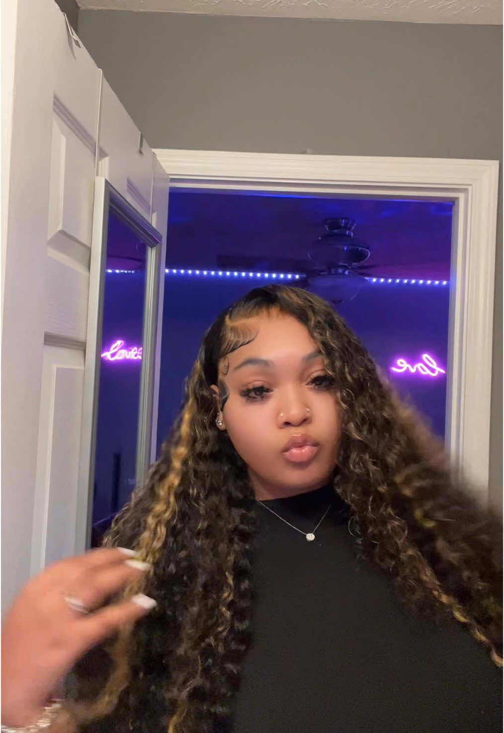A post by @dadollsamira2 on TikTok caption: @QUANDIAN Hair @QUANDIAN HAIR BEAUTY highlighted wig😮‍💨🖤 • #wiginstall #wiginfluencer #wigtutorial #foryoupage #fypシ゚viral #wigtok #humanhair #humanwigs #hairinspo #wigstyling #wiginspo #haircontent #dadollsamira2 