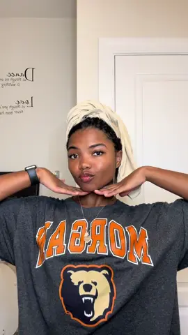 A post by @niasporin on TikTok caption: do my hair with me! #fyp #curlyhair #naturalhair #curlyhairroutine #curlyhairstyles 