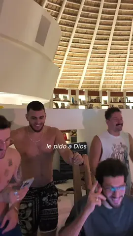 A post by @mauyricky on TikTok caption: así nació Samaná ✍🏻 4 amigos haciendo lo q aman 🫶🏻 #samaná 