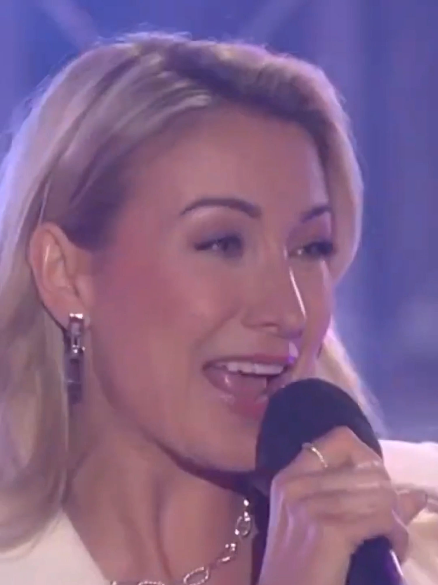 A post by @schlagerfueralle on TikTok caption: Wir kriegen nicht genug von ihr ❤️#AnnaCarinaWoitschack #DuJaDu  #WenndieMusispielt #Schlager #Live #Auftritt