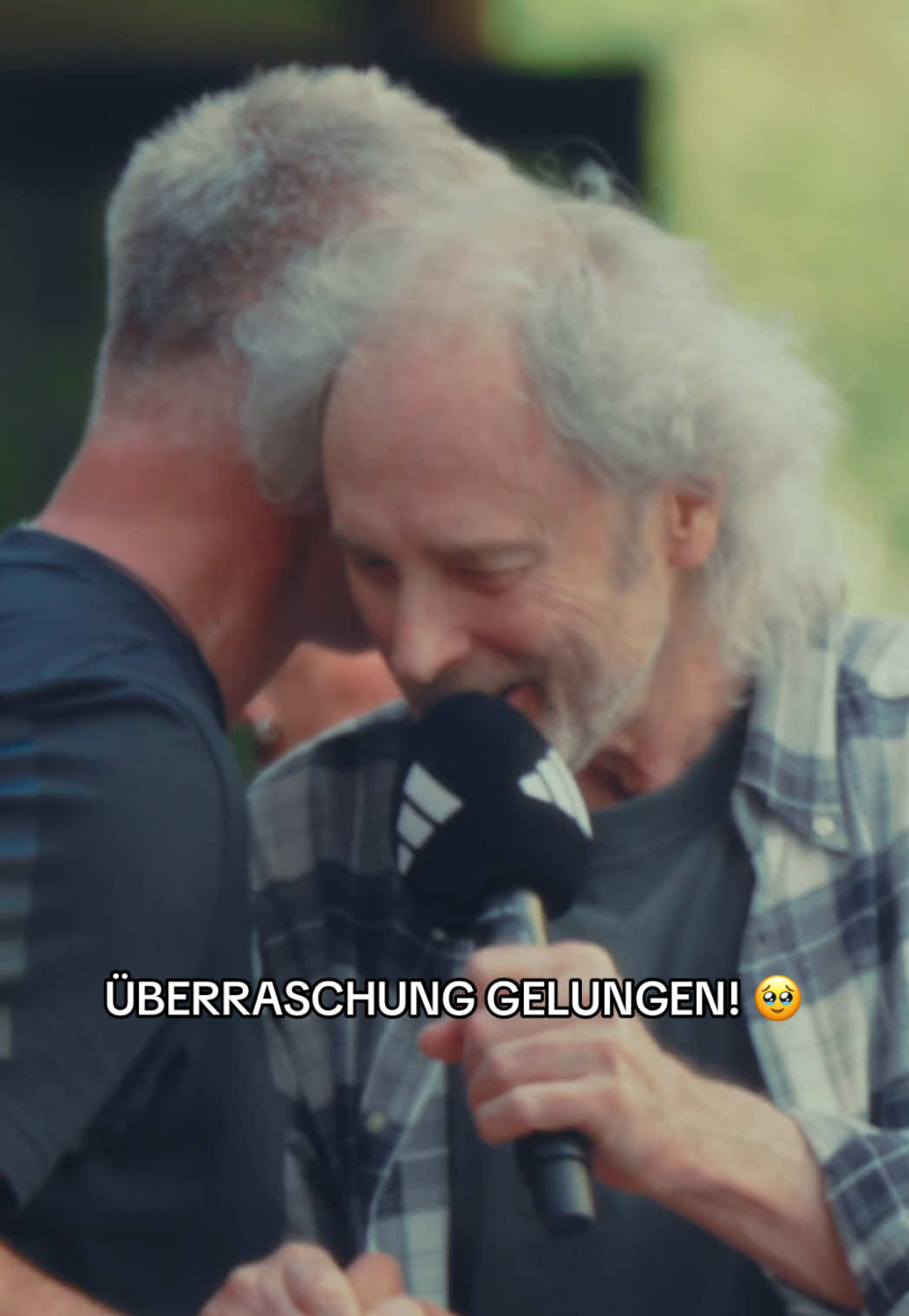 A post by @dfb on TikTok caption: Wenn die Spielerinnen das Trainerteam und den Staff zum „Karaokeabend“ einladen… UND DANN DAS PASSIERT!!! 🤯  Danke @Wolfgang Petry - wir werden das nie vergessen! 🖤❤️💛 #dfbfrauen 