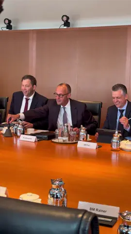 A post by @bundeskanzler on TikTok caption: Die Stimmung im Land wird besser. Es geht voran. Wir arbeiten hart.  #Bundeskanzler #FriedrichMerz #Haushalt 