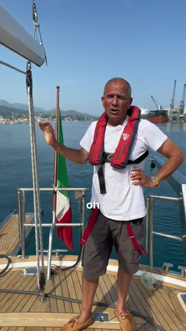 A post by @beppe.veirana on TikTok caption: Chiamata a tutti i diportisti!  Ecco cosa cambia dal per i giubbotti di salvataggio 🛟  Non parliamo più di  "cinture di salvataggio", ma li chiamiamo "giubbotti di salvataggio" Le imbarcazioni iscritte nei registri del diporto devono avere i giubbotti identificati con la sigla e il numero di iscrizione dell'unità.  Sarà obbligatorio installare sui giubbotti una luce ad attivazione automatica In caso di navigazione notturna o in solitaria è obbligatorio indossare permanentemente il giubbotto di salvataggio Conoscevi queste modifiche ? Pensi che siano utili? Dimmelo nei commenti  Buon vento 🌬️  Beppe  (NB l’obbligo entra in vigore il  21/10/2025, un anno dopo la pubblicazione del Regolamento) … #nautica #beppeveirana #focaccia #marinai #vela #meteo #liguria #tradizioni #corsodivela #nautica #genova #beppeveirana #patentenauticaentro12miglia #barcaavela #regatavela #barcaavela #barcausata #liguria #liguriansea #rosadeiventi #vento