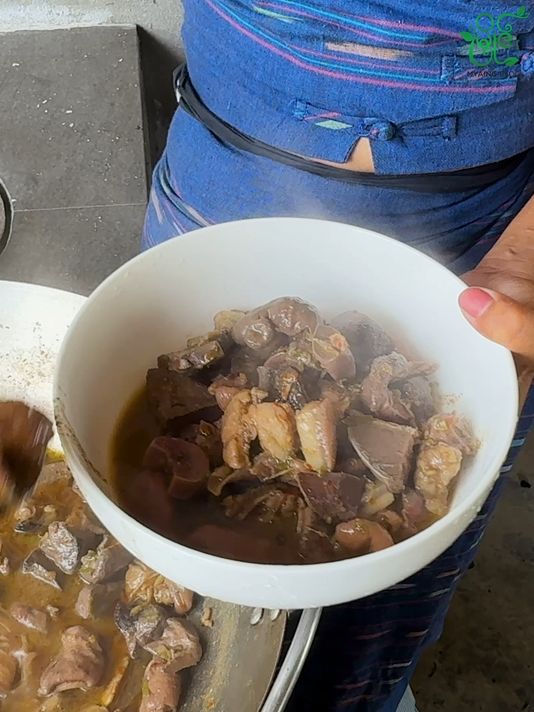 A post by @myaing94 on TikTok caption: အတွဲအစပ်မိနေတဲ့ ဝက်ကလီစာချဉ်စပ်ချက်နဲ့ ပဲသီးသုပ်#Myaing #FYP