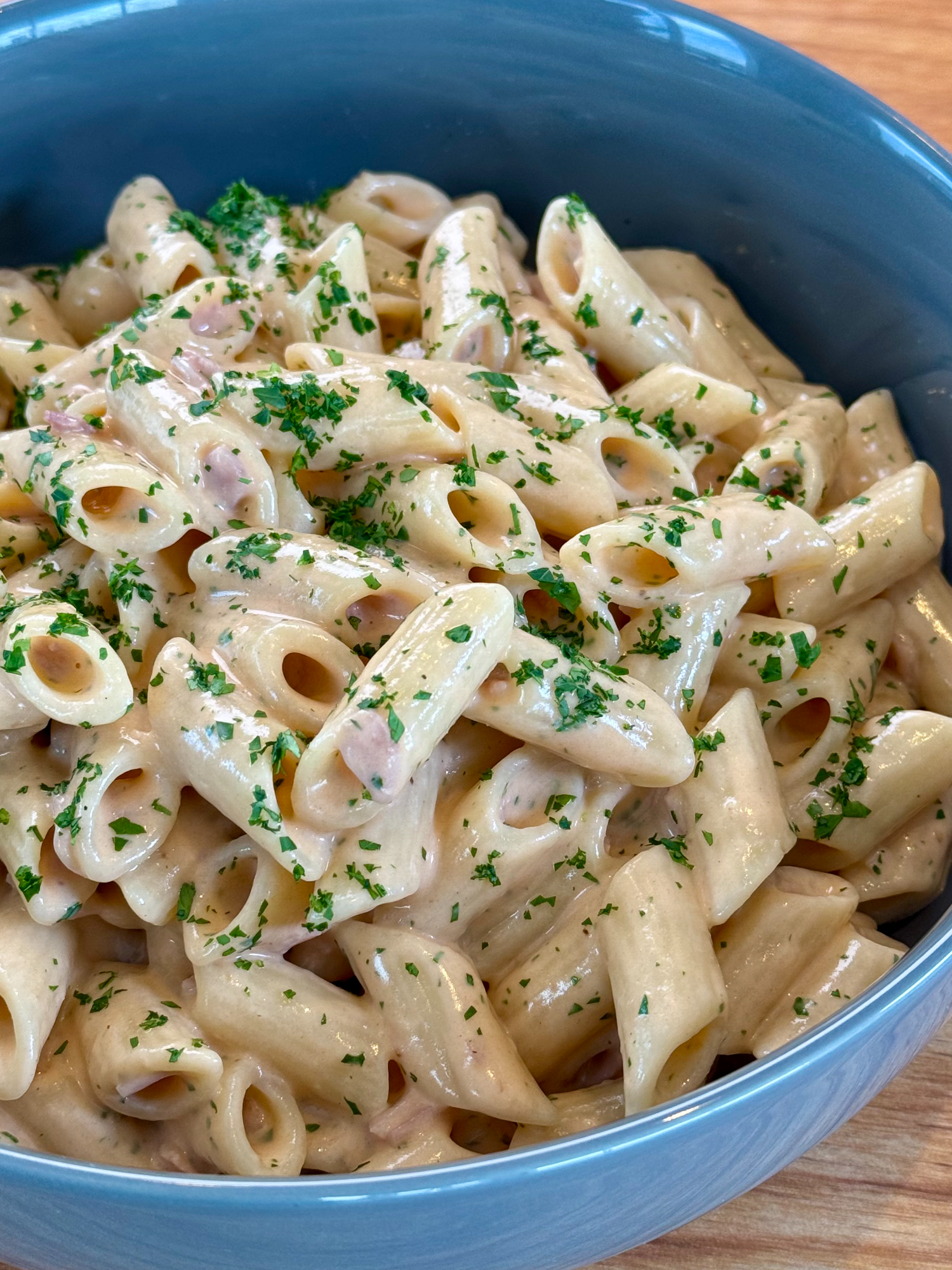 A post by @giallolovesitaly on TikTok caption: Say hello to your new favorite pasta: penne al baffo! 🍽️ Creamy, savory, and irresistible!💥 Ingredients: 2 ¾ cups mezze penne rigate 3 ½ oz sliced cooked ham 1 ¼ cups heavy cream 2 tablespoons tomato purée To taste: parsley To taste: salt To taste: olive oil #gz #penne #pennealbaffo #foodtok