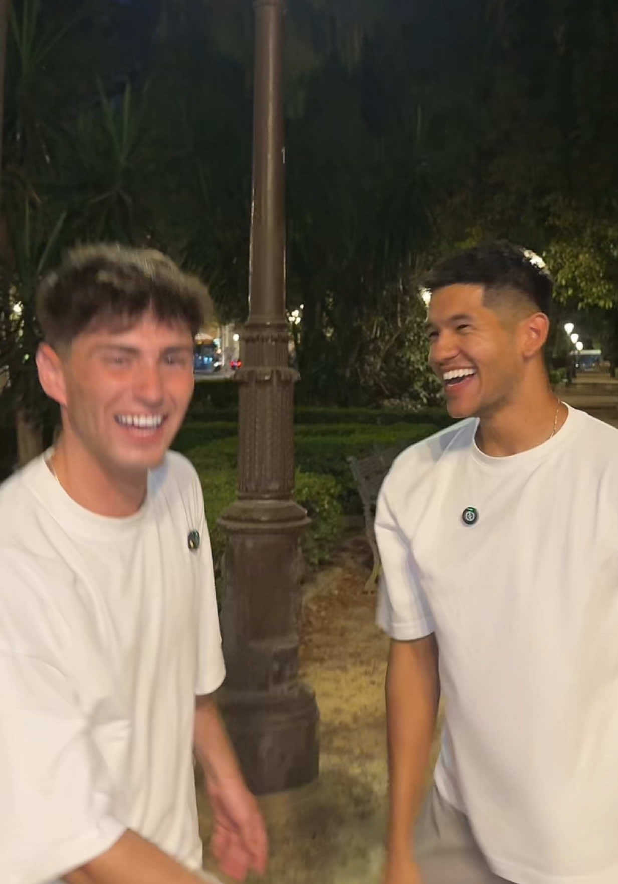 A post by @manuregatoo on TikTok caption: Me lo he encontrado por ahí en la jubgla @zapecuesta 