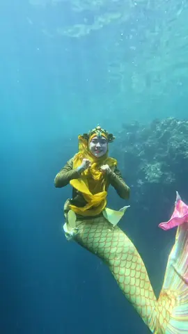 A post by @riaricis on TikTok caption: Mermaid join @isalpakaya_ 🫣🫣
