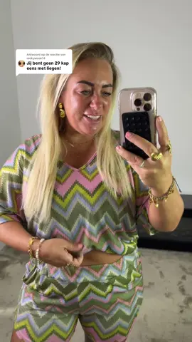 A post by @closetvanval on TikTok caption: Antwoorden op @mokyamok14 