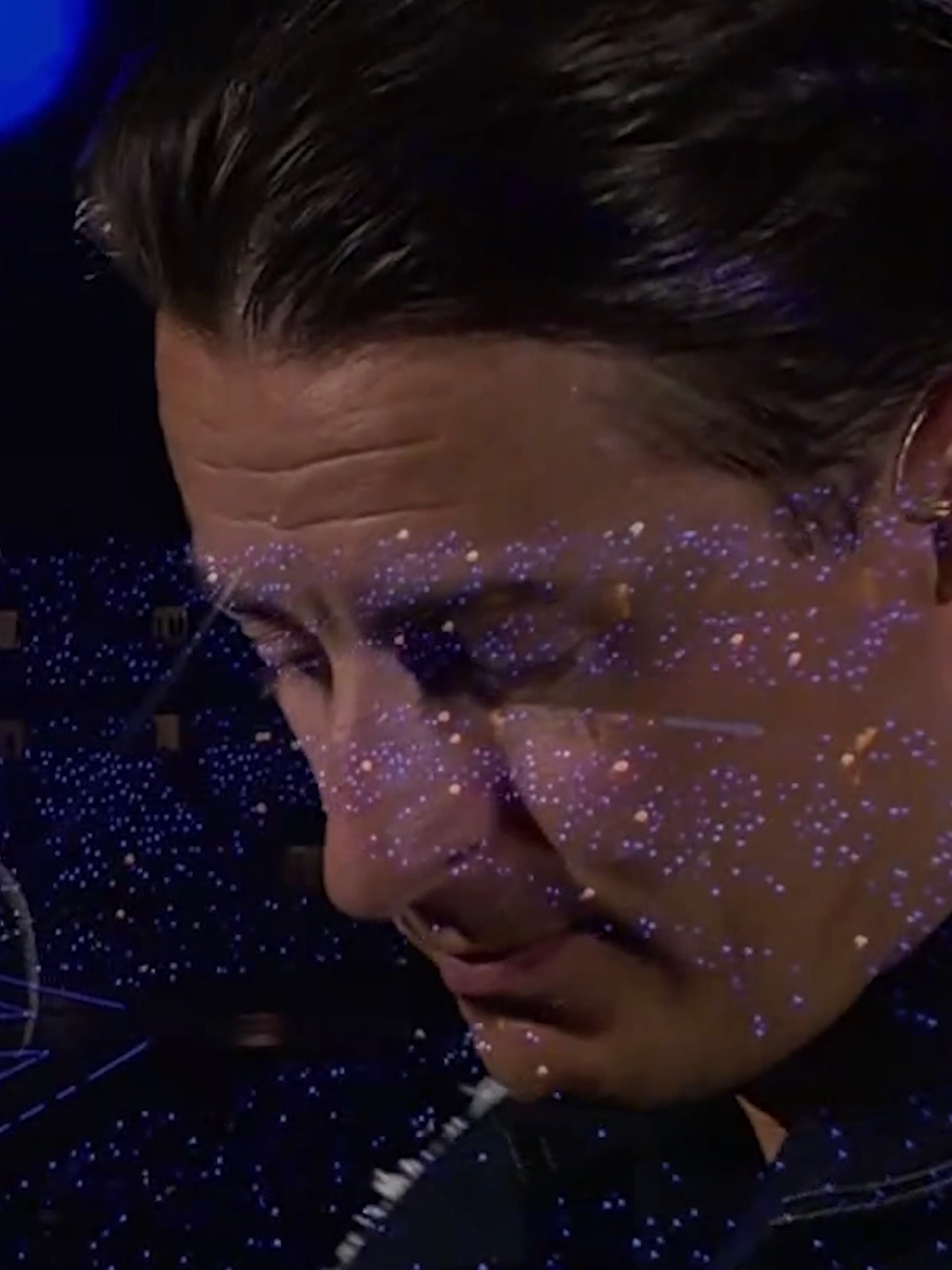 A post by @ichfindschlagertoll on TikTok caption: Pure Gänsehaut 🥺 Andreas Gabalier hat das Pulikum beim Schlagerboom Open Air mit "Amoi seg ma uns wieder" zu Tränen gerührt 🤍 #andreasgabalier #gänsehaut #amoisegmaunswieder #traurig #schlager #schlagerboom @andreasgabalier_official