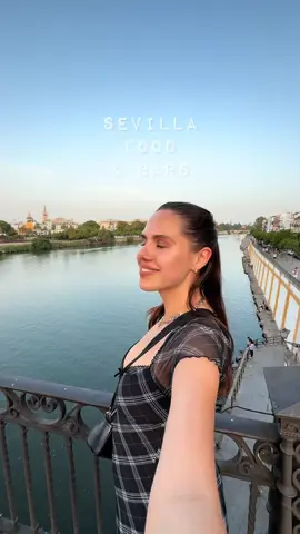 A post by @piaundhalloumi on TikTok caption: SEVILLA FOOD & DRINK GUIDE 💃 Hier einmal alles kategorisch aufgelistet: 🍽️ Abendessen SEIS – Abendessen Tapas (schick) (9,5/10) Richtig leckere, moderne Tapas. Hochwertig, kreativ, viele Optionen. Preislich fair. Caza Ozama (8/10) Traumhafte Location in alter Villa. Essen gut, aber wenig für Veggies. Stimmung top. Cervecería - Abacería Alborea (7/10) Neben dem Hotel – super günstig. Essen war okay, aber kein Highlight. 🍷 Bars & Rooftops LaTerraza del Hotel Inglaterra (9/10) Tolle Rooftopbar mit Mega-Aussicht. Drinks 8–12 €, lohnt sich! La Terraza del EME (9/10) Rooftop mit Blick auf die Kathedrale. Stylisch, edel, perfekt für den Abend. Maquiavelo – Bar am Fluss (8/10) Schöne Lage direkt am Wasser. Coole Atmosphäre, zum Essen nicht getestet. 🍳 Frühstück & Brunch Brunch It (9/10) Schickes Café mit internationalen Brunch-Gerichten. Bowls, Eggs Benedict – alles lecker. Desayunos (7,5/10) Klassisch spanisch: Pan con tomate & Jamón. Einfach, günstig, sehr authentisch.  🛍️ Sonstiges Hotel Zenit Sevilla Zentral gelegen mit Pool. Rooftop-Essen enttäuschend – lieber selbst Snacks mitbringen. KALA Frozen Yogurt Sehr leckerer Froyo. Perfekt für zwischendurch bei Hitze. Mercado de Triana (10/10) Unser Favorit! Bunte Marktstände, Tapasbars & tolle Atmosphäre. Unbedingt hin! #sevilla #sevillafood #kurztrip #whattoeatsevilla #restaurantsevilla #tapassevilla #mädelsurlaub #foodguide #foodguidesevilla