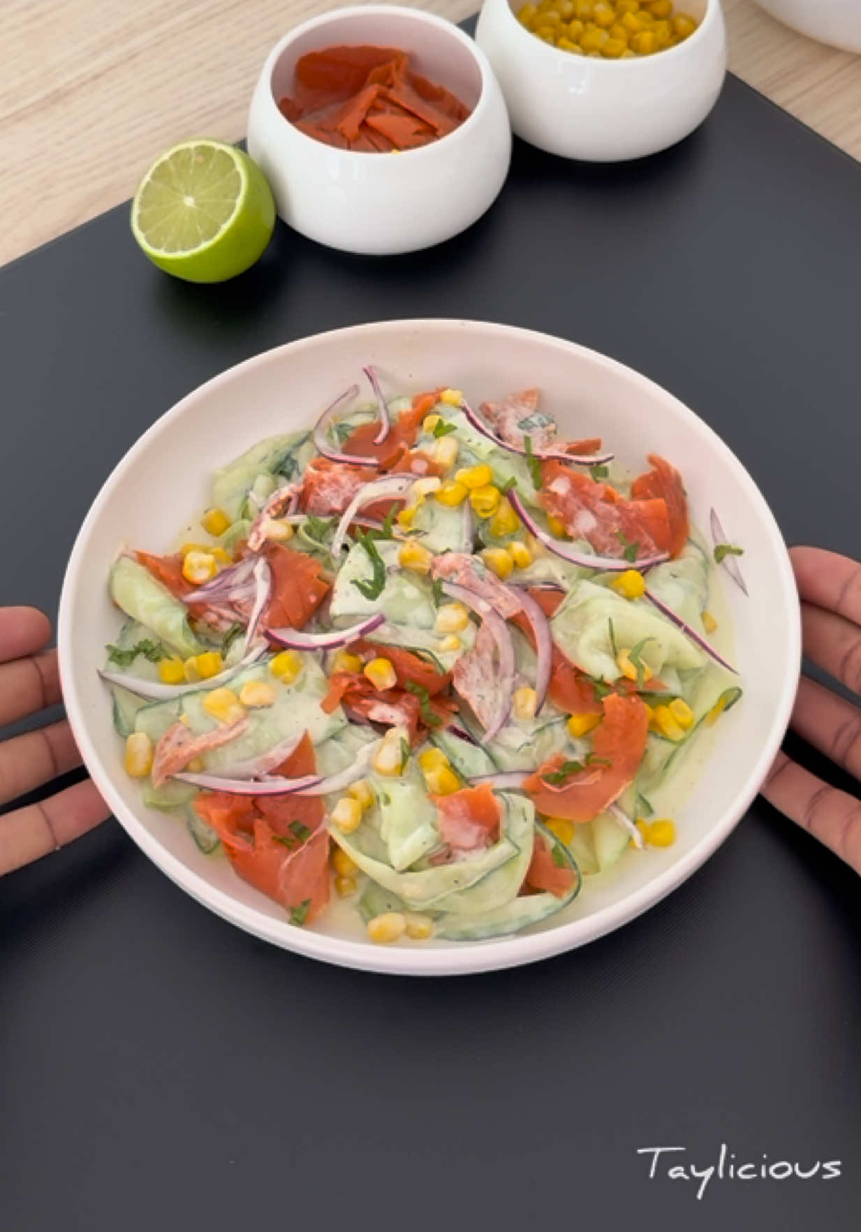 A post by @tay_liicious on TikTok caption: Tagliatelles de Concombre Crémeuses au Saumon 🥒  Ingrédients: Concombre 🥒  Oignon rouge 🧅 Quelques feuilles de menthe fraîche 🥬 Maïs 🌽  Saumon fumé 🍣 Jus de citron 🍋  Yaourt grec  Fromage frais type Boursin 1. Lave et épluche le concombre, puis à l’aide d’un économe, découpe-le dans le sens de la longueur pour obtenir de fines lamelles façon tagliatelles. Éponge-les légèrement avec du sopalin pour retirer l’excès d’eau 2. Émince finement l’oignon rouge et hache les feuilles de menthe. Ajoute-les au concombre avec une poignée de maïs 3. Coupe le saumon fumé en lamelles ou en petits morceaux, puis incorpore le à la préparation 4. Dans un bol, mélange le yaourt grec et le fromage frais. Assaisonne avec le sel aromatisé, le poivre, le piment doux fumé, les épices à salade, les épices Plein Sud, un filet de jus de citron et un peu d’huile d’olive. Mélange bien le tout 5. Verse la sauce sur la salade, mélange délicatement et sers bien frais #concombre #tagliatelledecomcombre #recettevirale #viral #recetterapide #recettesimple #tayliicious 