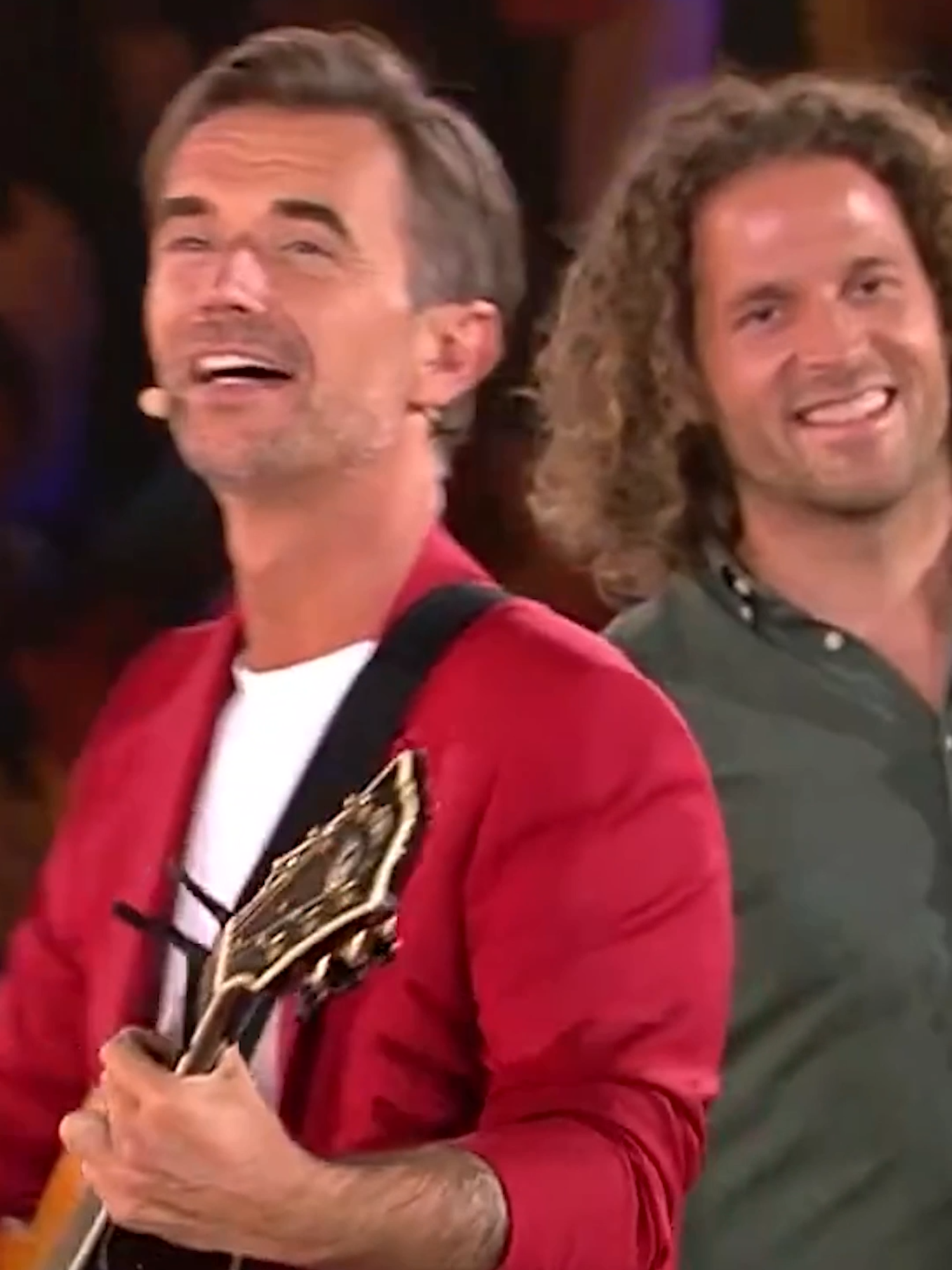 A post by @ichfindschlagertoll on TikTok caption: Ohrwurm Alarm in Kitzbühel 🫶 Florian Silbereisen hat beim Schlagerboom Open Air "Schau mal herein" angestimmt ☕️ #schaumalherein #floriansilbereisen #schlager #ichfindschlagertoll #schlagerbooom #schlagerboom #schlagermusik #ohrwurm @florian.silbereisen