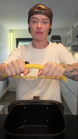 A post by @nicolnic on TikTok caption: ANZEIEG/eigene Gewürze ❤️🌱 @genussmanufaktur.trier  Zutaten  	•	dünne Spaghetti (ungefähr zwei Portionen), halb zerbrochen 	•	passierte Tomaten 	•	1 rote Zwiebel, klein geschnitten 	•	mediterrane Gewürzmischung von der Genussmanufaktur TRIer 	•	Geschmacksumami von der Genussmanufaktur TRIER 	•	Veggie-Hack, kross angebraten 	•	etwas Wasser Zubereitung 1️⃣ Spaghetti vorbereiten: Die dünnen Spaghetti in der Mitte zerbrechen und direkt in den Korb des Airfryers legen. 2️⃣ Soße und Topping: Die passierten Tomaten gleichmäßig über die Spaghetti geben. Die klein geschnittene rote Zwiebel darüber streuen. 3️⃣ Würzen: Alles großzügig mit der mediterranen Gewürzmischung und dem Geschmacksumami von der Genussmanufaktur TRIA würzen. 4️⃣ Veggie-Hack: Das kross angebratene Veggie-Hack gleichmäßig auf der Pasta verteilen. 5️⃣ Flüssigkeit hinzufügen: Ein wenig Wasser dazugeben, damit die Spaghetti gut garen können. 6️⃣ Garen: Den Airfryer auf 160 °C -180°C einstellen und die Pasta für ca. 30 Minuten garen lassen. Zwischendurch ggf. einmal umrühren oder prüfen, ob noch genug Flüssigkeit vorhanden ist.