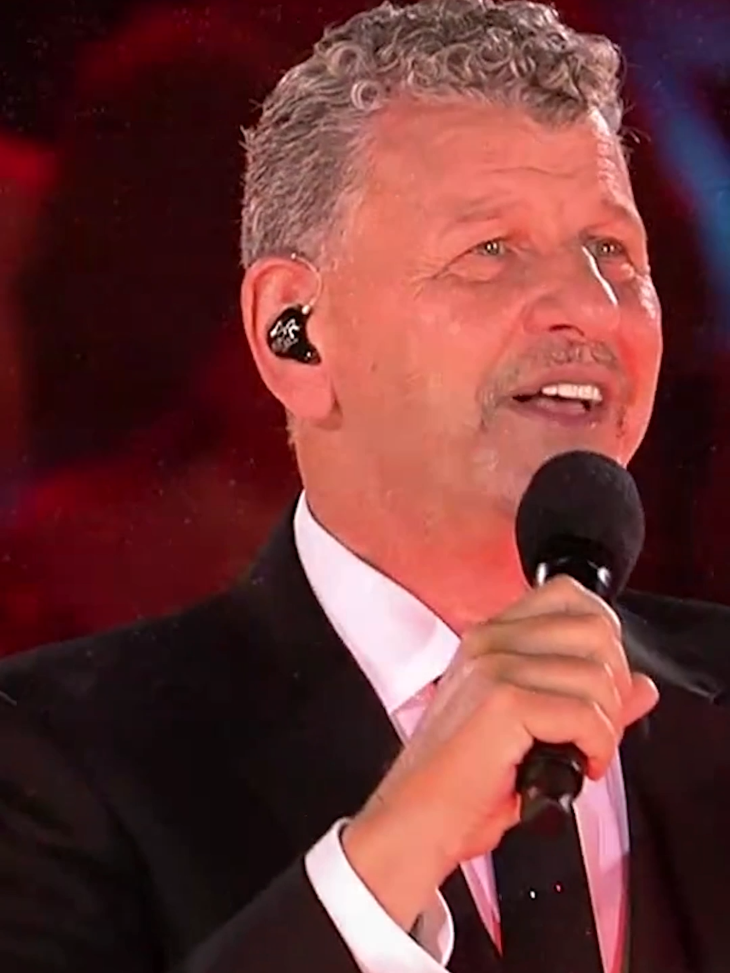 A post by @ichfindschlagertoll on TikTok caption: Rot sind die Rosen 🌹 so ein schöner Moment mit Semino Rossi beim Schlagerboom Open Air in Kitzbühel ✨ #schlager #schlagerboom #schlagermusik #kitzbühel #schlagersänger #seminorossi #rotsinddierosen @semino_rossi_offiziell
