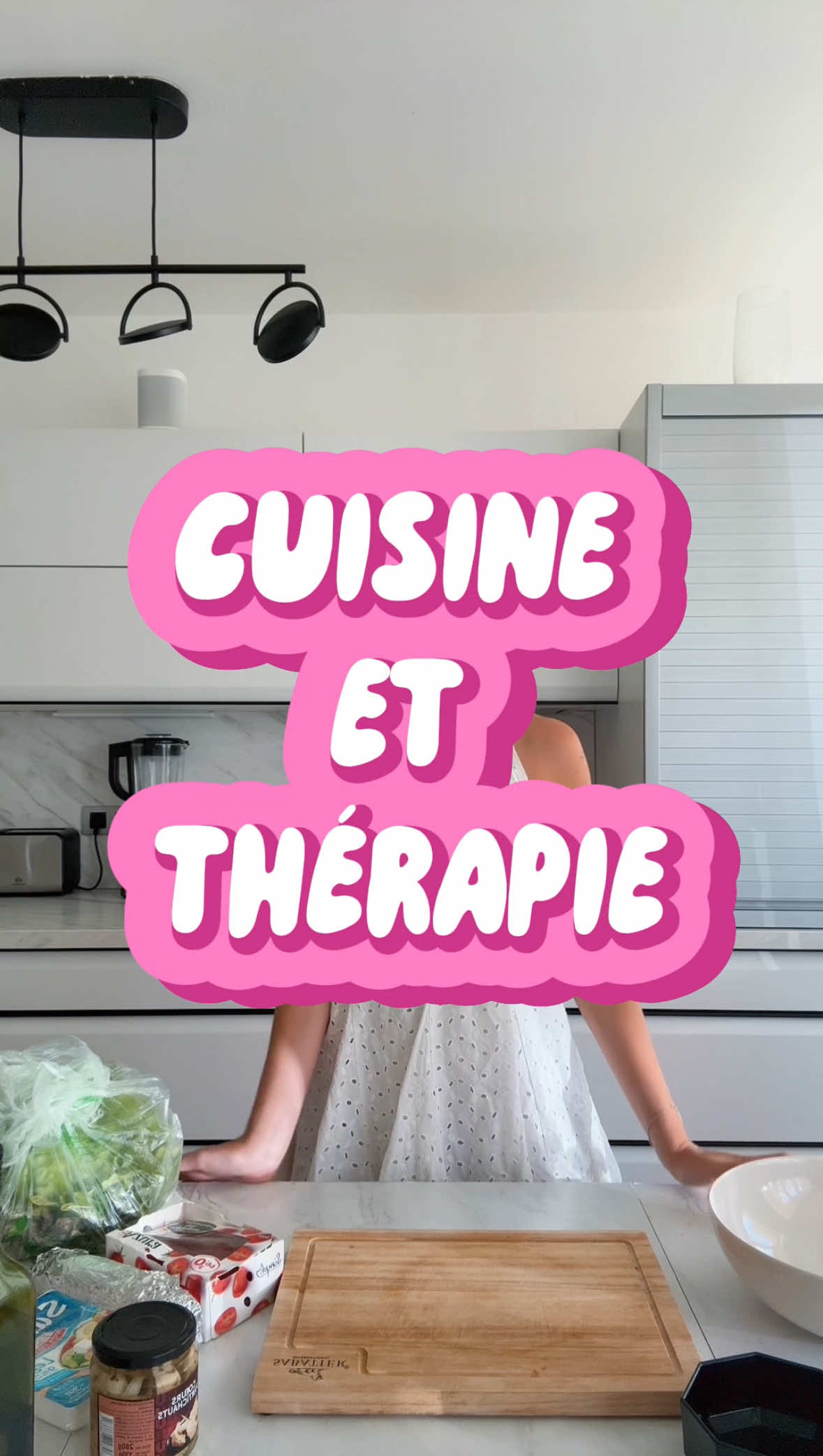 A post by @melanietherapie on TikTok caption: L’estime et la confiance en soi : gros sujet 👀 #cuisineettherapie #estimedesoi #confianceensoi #therapie #recette #psychologie 
