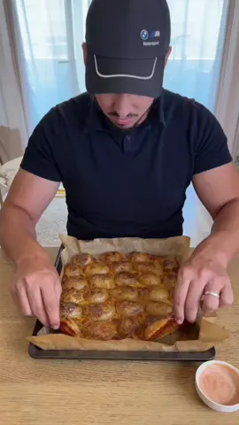 A post by @cestarpinbon on TikTok caption: Pommes de terre croustillantes au parmesan et mozzzrella Un DÉLICE 🥔🧀 #recettes #ideerecette #recettesimple #recetterapide #recettefacile #recettefacileetrapide #recettesimpleetrapide #tiktokfood #cestarpinbon 