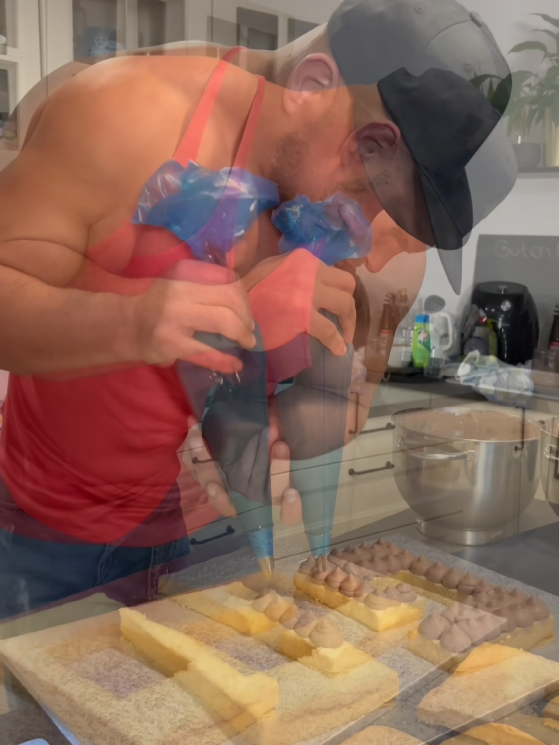 A post by @cakehulk on TikTok caption: Antwort auf @hakim_enzos die Geschmacksrichtung lieben wir 🙏🥰❤️ #pastrychef #konditor #torte  @Cakehulk 2.0 