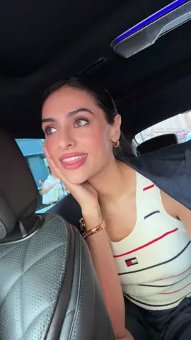 A post by @rennotni on TikTok caption: 😂 POV: te atoras en el tráfico de Londres y tu chofer resulta ser TikToker. Total look @Tommy Hilfiger 