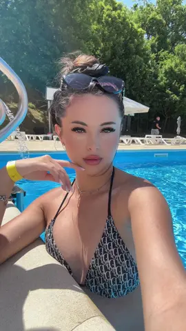 A post by @cristinadm71 on TikTok caption: Ola ola✨ #summer #pool #fy #fyp #foruyou 