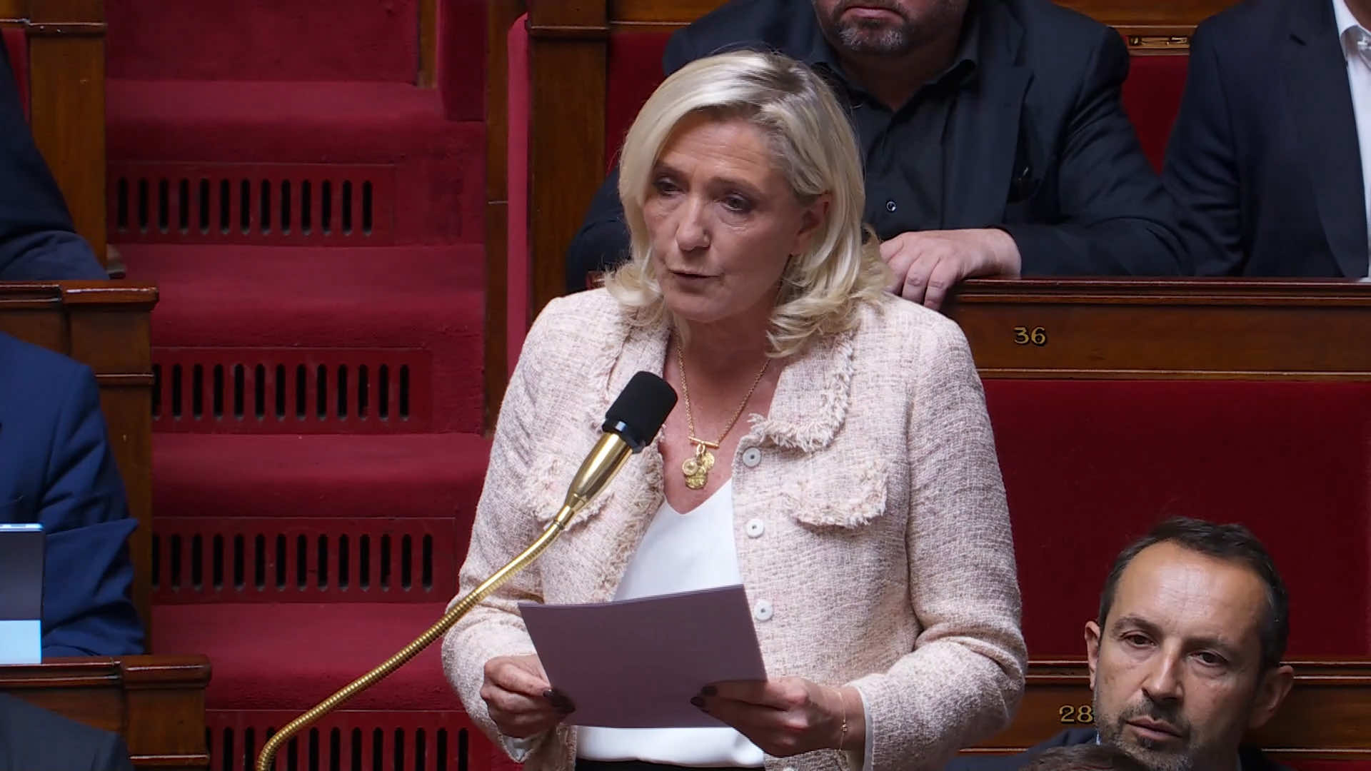 A post by @mlp.officiel on TikTok caption: Lors du dernier budget, le texte comportait une mesure de lutte contre la fraude dite « Cum Cum », une fraude qui permet d'échapper à l'impôt sur les plus-values des actionnaires. Malgré son adoption, Bercy a pris un texte d’application contraire à la loi votée, sous la pression du lobby bancaire. Monsieur le Premier ministre, quelles conséquences allez-vous en tirer alors même que se profilent de nouvelles punitions fiscales envers les Français ?