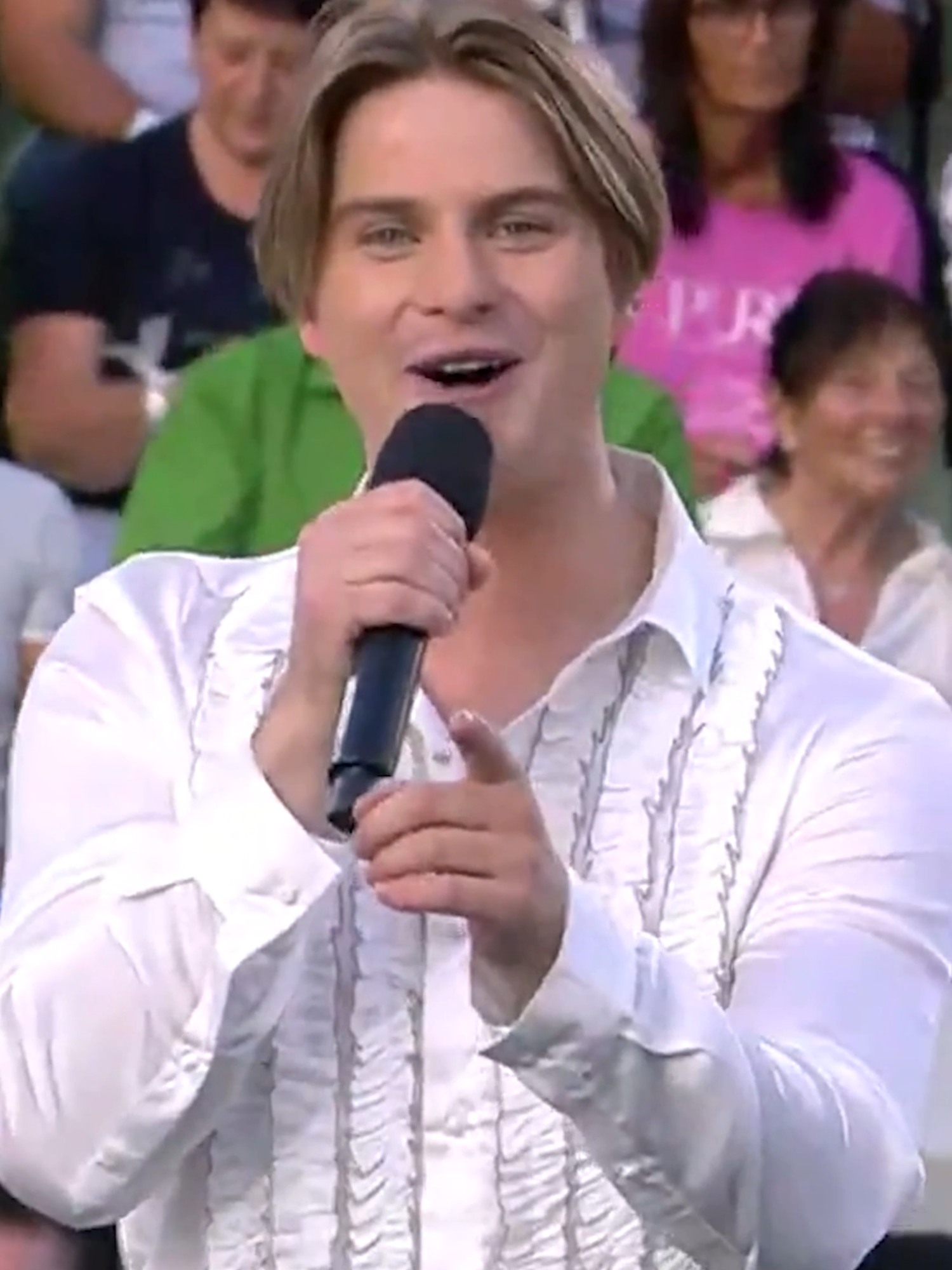 A post by @ichfindschlagertoll on TikTok caption: Wer feiert den neuen Ohrwurm von Vincent Gross auch so wie wir? 🤍 #vincentgross #ohrwurm #neuemusik #schlager #ichfindschlagertoll @vincentgross