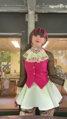 A post by @kawaii_ninchen on TikTok caption: I Cosplayt her at @Cosplay Ruhrgebiet 🩷 #monsterhigh #monsterhighcosplay #draculaura #draculauracosplay 