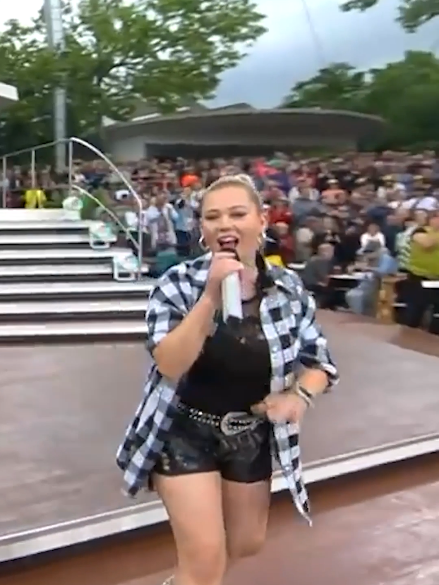 A post by @ichfindschlagertoll on TikTok caption: Wem würdest du gerne mal wieder ein Kompliment machen? 🫶 #fernsehgarten #einkompliment #schlager #stereoact #kompliment #stereoactremix @stereoact_official @lenamarieengel_official