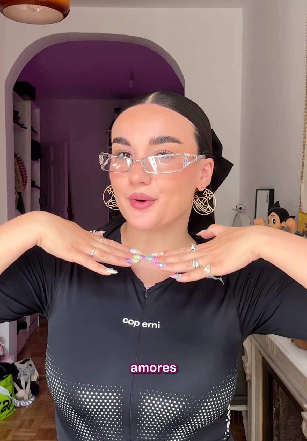 A post by @emedeamores on TikTok caption: decorando con charms mis gafas favoritas de gentle monster 🤍