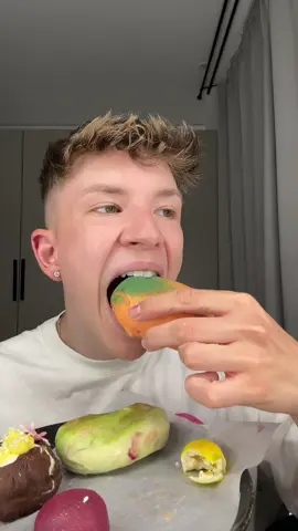 A post by @iamzuckerpuppe on TikTok caption: was ist original mit eis oder kuchen? 