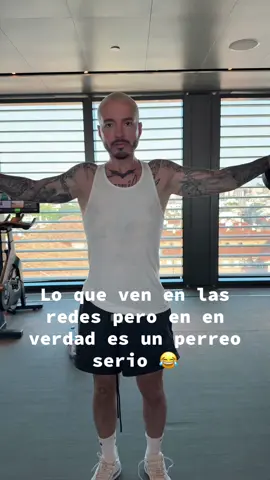 A post by @jbalvin on TikTok caption: Lo que realmente pasa detrás de las redes 😂😂😂