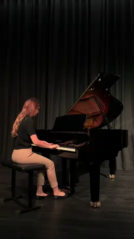 A post by @typischkassii on TikTok caption: For River ✨ Eins meiner aller liebsten Stücke, hihi. 💛 Welches Stück soll ich als nächstes spielen? 🎹